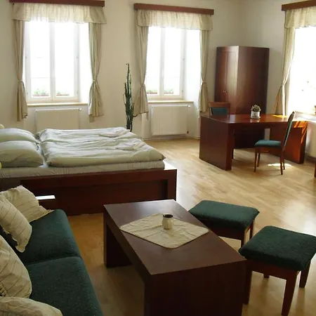 מלון Mestsky Dorinka Hostinné