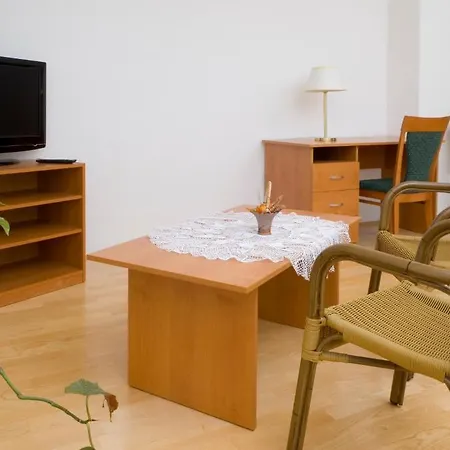 מלון Mestsky Dorinka Hostinné